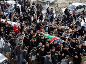 Momen Pemakaman 6 Warga Palestina yang Tewas Diserang Israel di Tepi Barat Momen Pemakaman 6 Warga Palestina yang Tewas Diserang Israel di Tepi Barat