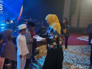 Gubernur Khofifah Beri Santunan ke Anak Yatim di Acara detikJatim Awards