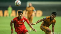 Sepakan Aji Kusuma menyamakan kedudukan pada menit ke-51. Skor 1-1.