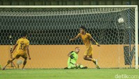 Bhayangkara membuka keunggulan pada menit ke-24 lewat Matias Mier, memanfaatkan umpan Junior Brandao. Skor 1-0.