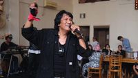 Potret Rumah Ikang Fawzi, Konsep Betawi yang Luas Banget!