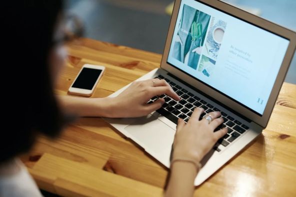 Ilustrasi Perempuan Bermain Laptop/Foto: Pexels/fauxels