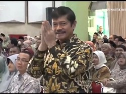 Momen Pelatih Timnas Indonesia Indra Sjafri Hadiri Wisuda Putrinya di UII