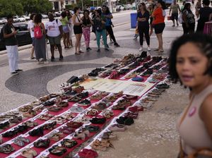 Instalasi Sepatu Peringati Hari Penghapusan Kekerasan Terhadap Perempuan