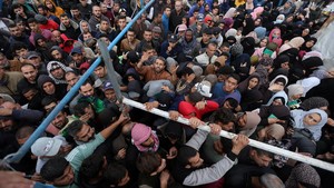 Tumpah Ruah Warga Gaza Serbu Bantuan Tepung
