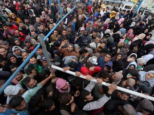 Tumpah Ruah Warga Gaza Serbu Bantuan Tepung
