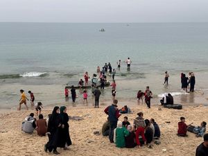 Lihat Lagi Momen Warga Palestina Piknik di Pantai saat Gencatan Senjata