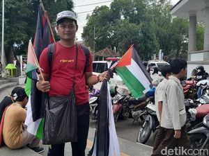 Berkah Bagi Iwan Penjual Bendera di Tengah Aksi Bela Palestina