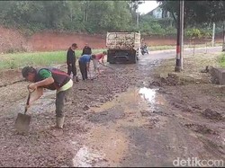 Cara Warga Desa Cilame Atasi Jalan Rusak yang Lama Tak Diperbaiki