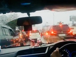 Arus Lalin Jalan Tol Arah Bandara Hasanuddin Makassar Macet Parah 1 Km