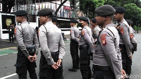Jelang Deklarasi Kampanye Damai, Polisi Berjaga di Depan KPU