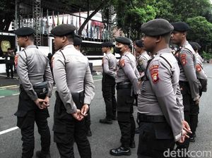 Jelang Deklarasi Kampanye Damai, Polisi Berjaga di Depan KPU