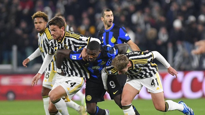 Soccer Football - Serie A - Juventus v Inter Milan - Allianz Stadium, Turin, Italy - November 26, 2023 Inter Milans Marcus Thuram in action with Juventus Daniele Rugani and Hans Nicolussi Caviglia REUTERS/Massimo Pinca