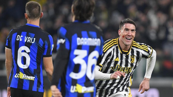 Soccer Football - Serie A - Juventus v Inter Milan - Allianz Stadium, Turin, Italy - November 26, 2023 Inter Milans Lautaro Martinez scores their first goal past Juventus Wojciech Szczesny REUTERS/Massimo Pinca