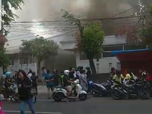 Restoran Hotel di Jember Terbakar, Penghuni Sempat Berhamburan Keluar Kamar Restoran Hotel di Jember Terbakar, Penghuni Sempat Berhamburan Keluar Kamar