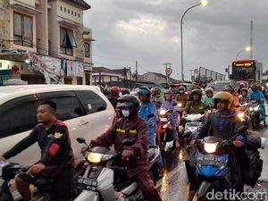 Viaduk Gilingan Solo Tergenang Usai Hujan Lebat, Lalu Lintas Macet Viaduk Gilingan Solo Tergenang Usai Hujan Lebat, Lalu Lintas Macet