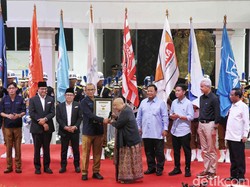KPU Terima Rekor MURI Kirab Bendera Parpol Peserta Pemilu 2024
