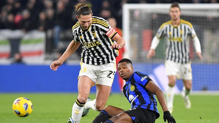 Soccer Football - Serie A - Juventus v Inter Milan - Allianz Stadium, Turin, Italy - November 26, 2023 Juventus Adrien Rabiot in action with Inter Milans Denzel Dumfries REUTERS/Massimo Pinca