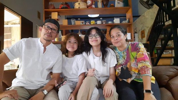 Lula Radjawali dan keluarga