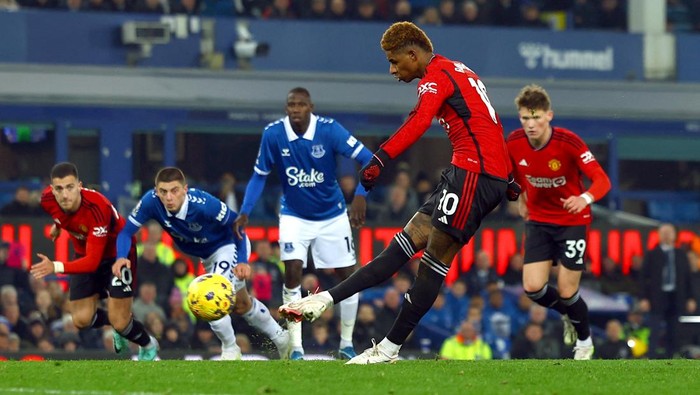 Soccer Football - Premier League - Everton v Manchester United - Goodison Park, Liverpool, Britain - November 26, 2023 Manchester Uniteds Marcus Rashford scores their second goal REUTERS/Molly Darlington NO USE WITH UNAUTHORIZED AUDIO, VIDEO, DATA, FIXTURE LISTS, CLUB/LEAGUE LOGOS OR LIVE SERVICES. ONLINE IN-MATCH USE LIMITED TO 45 IMAGES, NO VIDEO EMULATION. NO USE IN BETTING, GAMES OR SINGLE CLUB/LEAGUE/PLAYER PUBLICATIONS.