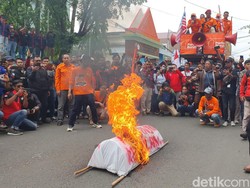 Bakar Keranda Jenazah, Buruh di Sumsel Tuntut Kenaikan UMP 8 Persen