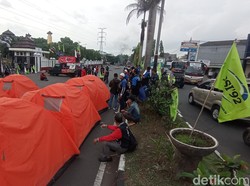 Gagal Bertemu Pj Walkot Tasik, Massa Buruh Dirikan Tenda di Jalan