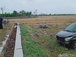Brukk! Mobil Terbang Masuk Sawah di Cawas Klaten
