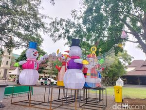 Ornamen Natal Mulai Dipasang di Sekitar Balai Kota Solo, Nyala 1 Desember