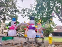 Ornamen Natal Mulai Dipasang di Sekitar Balai Kota Solo, Nyala 1 Desember