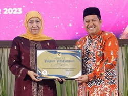 Khofifah Serahkan Penghargaan Gubernur untuk Sekjen OPOP Jatim