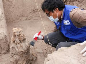 Penampakan Mumi Anak-anak Berusia 1.000 Tahun yang Ditemukan di Peru Penampakan Mumi Anak-anak Berusia 1.000 Tahun yang Ditemukan di Peru