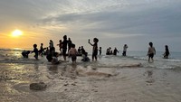Perang Libur, Warga Bermain di Pantai