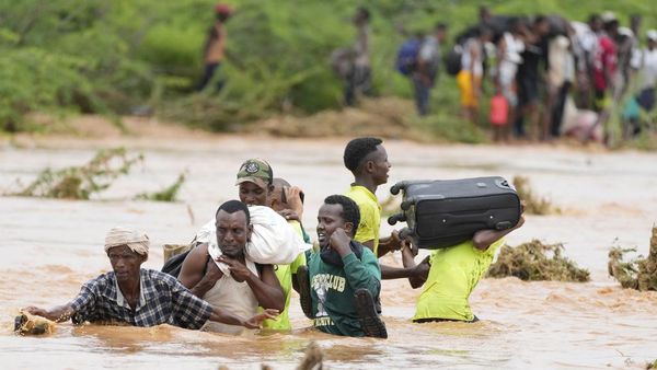 Potret Warga Kenya Nekat Seberangi Sungai yang Meluap