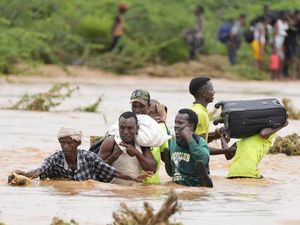 Potret Warga Kenya Nekat Seberangi Sungai yang Meluap Potret Warga Kenya Nekat Seberangi Sungai yang Meluap