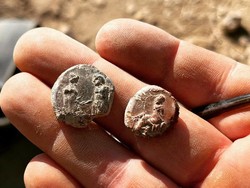 Arkeolog Temukan Ribuan Prangko Tanah Liat Bergambar Dewa