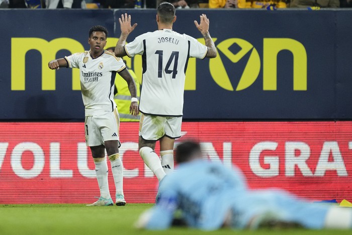 Real Madrids Rodrygo, left, celebrates scoring his sides 2nd goal during Spanish La Liga soccer match between Cadiz FC and Real Madrid at the Nuevo Mirandilla stadium in Cadiz, Spain, Sunday, Nov. 26, 2023. (AP Photo/Jose Breton)