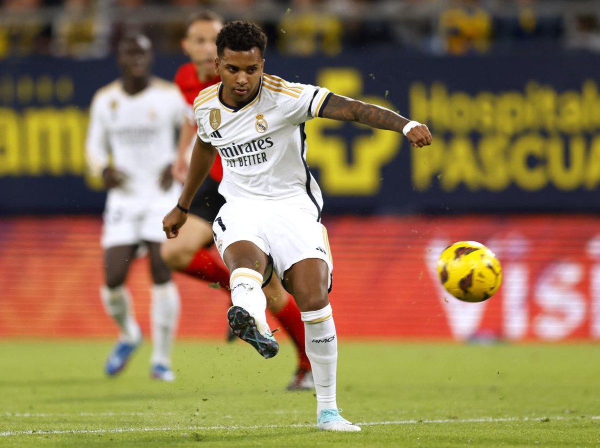 Momen striker Real Madrid, Rodrygo, mencetak gol ke gawang Cadiz. (Foto: MARCELO DEL POZO/REUTERS)