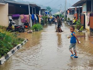 Warga Perumahan di KBB Ngungsi ke Masjid gegara Rumah Kebanjiran