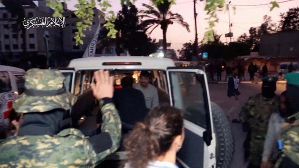 Saling Dadah Warnai Pembebasan Sandera oleh Hamas