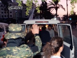 Momen Keakraban Tawanan dan Pejuang Hamas saat Pembebasan