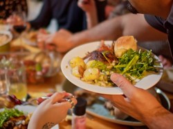 5 Tips Makan agar Tetap Sehat Saat Musim Libur Panjang