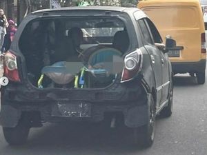 6 Fakta Viral Mobil Tanpa Pintu Bagasi Bawa 2 Bayi di Solo 6 Fakta Viral Mobil Tanpa Pintu Bagasi Bawa 2 Bayi di Solo