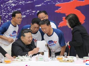 Semringah Kim Jong Un Saat Rayakan Peluncuran Satelit Mata-mata Korut Semringah Kim Jong Un Saat Rayakan Peluncuran Satelit Mata-mata Korut