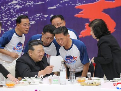 Semringah Kim Jong Un Saat Rayakan Peluncuran Satelit Mata-mata Korut