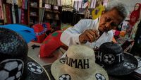 Kejar Cuan Piala Dunia U-17, IKM Jualan Payung-Topi Motif Bola