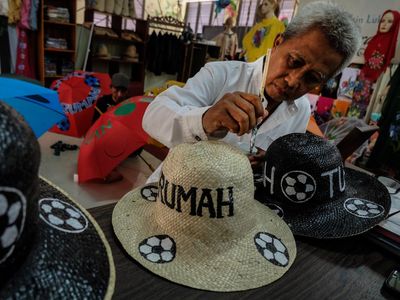 Kejar Cuan Piala Dunia U-17, IKM Jualan Payung-Topi Motif Bola