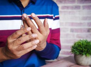 8 Arti Kedutan Telapak Tangan Kiri Menurut Primbon Jawa