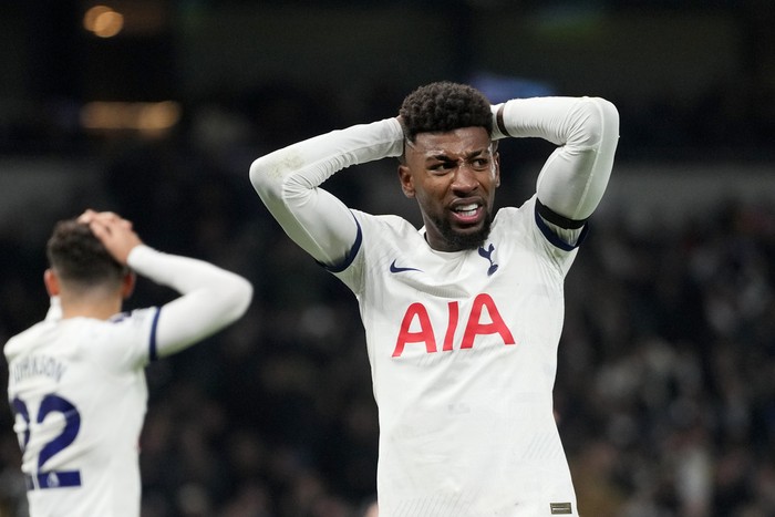 Emerson Royal and Tottenhams Brennan Johnson, left, react after a missed chance to score during the English Premier League soccer match between Tottenham Hotspur and Aston Villa at the Tottenham Hotspur stadium in London, Sunday, Nov. 26, 2023. (AP Photo/Kirsty Wigglesworth)