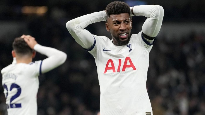 Emerson Royal and Tottenhams Brennan Johnson, left, react after a missed chance to score during the English Premier League soccer match between Tottenham Hotspur and Aston Villa at the Tottenham Hotspur stadium in London, Sunday, Nov. 26, 2023. (AP Photo/Kirsty Wigglesworth)