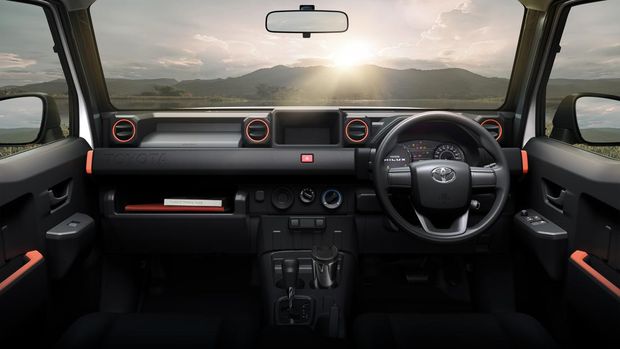 Toyota Hilux Champ meluncur di Thailand, Senin (27/11/2023).